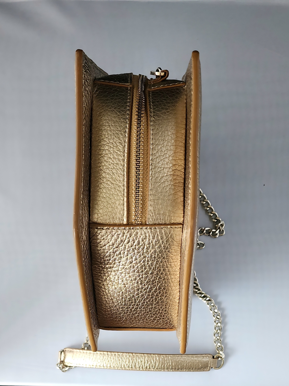 BEE & KIN 'SIDEKICK 2.0' Metallic Gold Hexagon Crossbody Bag with Chain Strap - Picture 4 of 8